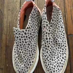 - HEY DUDES - Cheetah Beige Peyton. Worn one time. Exc condition